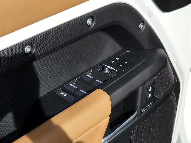 2025 Land Rover Defender 110 X-Dynamic SE photo 16