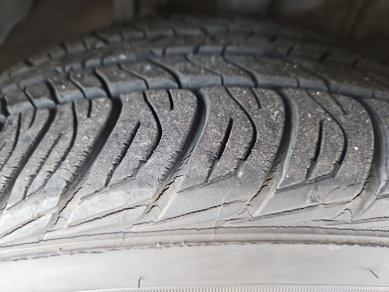 Used 2013 WHITE Toyota XLE image 23