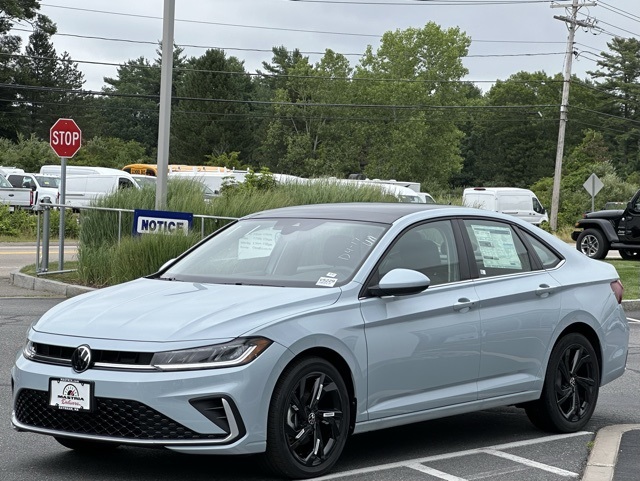 2025 Volkswagen Jetta SE photo 4
