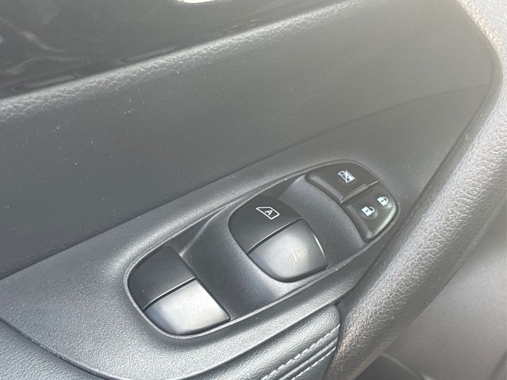 2019 Nissan Rogue SV photo 19