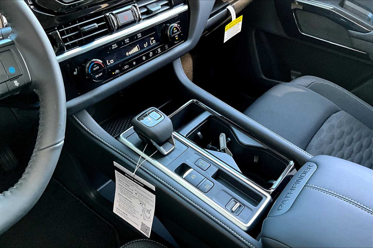 2025 Nissan Pathfinder SV photo 7