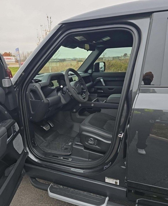 2024 Land Rover Defender V8 photo 4