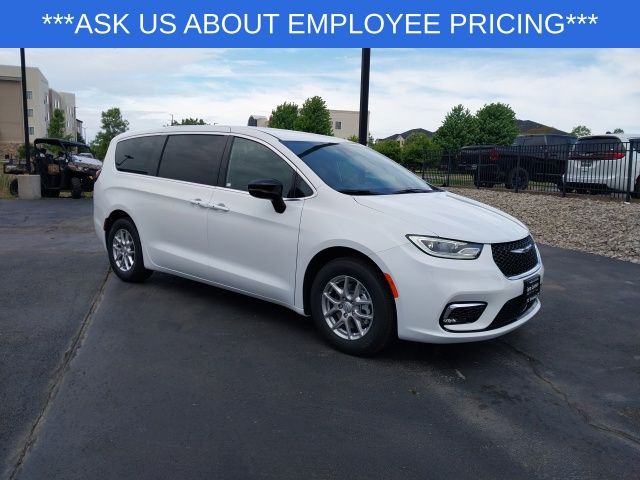 2025 Chrysler Pacifica photo 2
