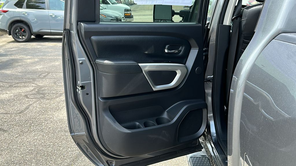 2021 Nissan Titan SL photo 24