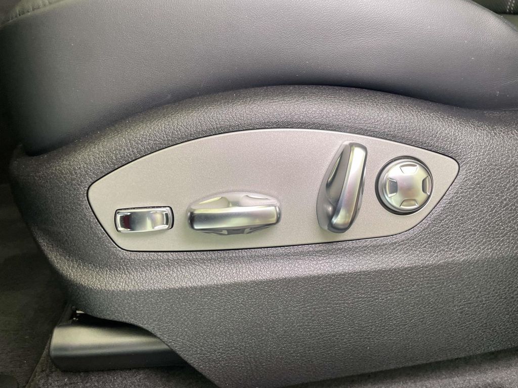 2025 Porsche Macan Base photo 17