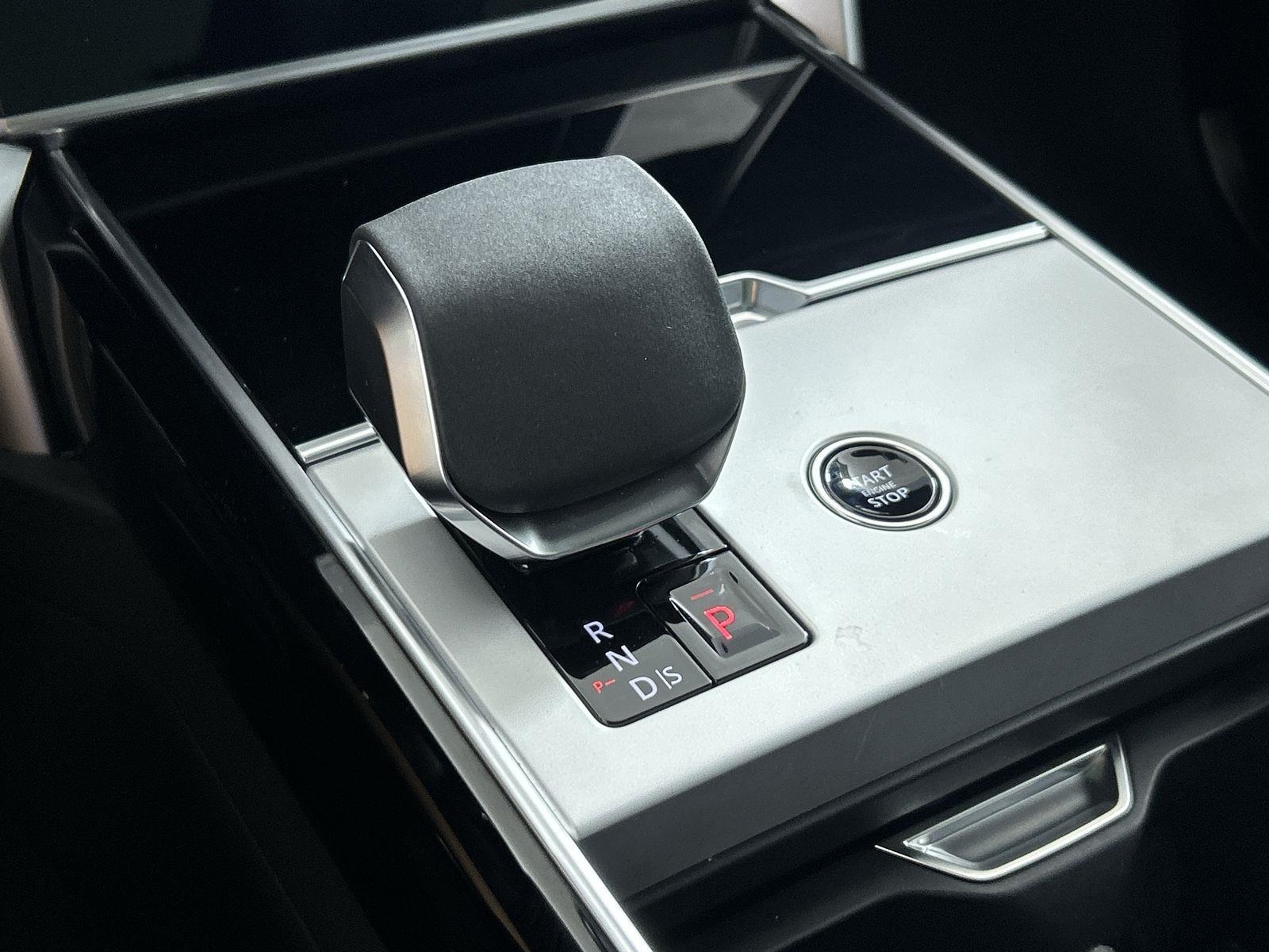 2025 Land Rover Range Rover SE photo 14