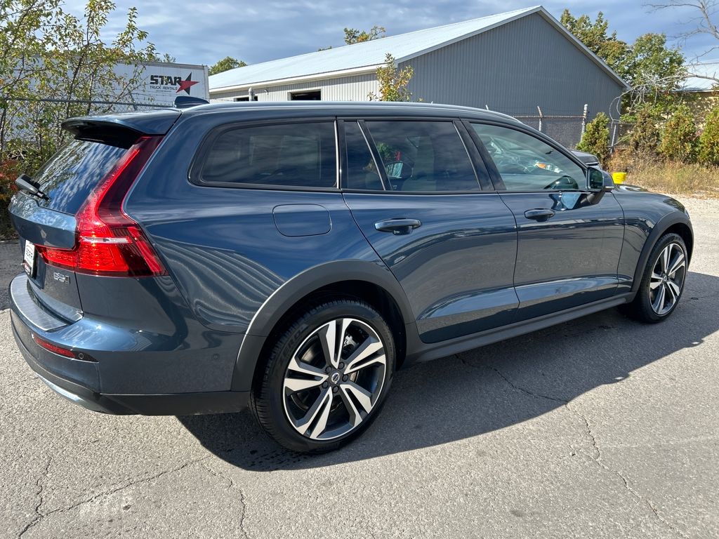 2023 Volvo V60 Cross Country B5 Plus photo 4