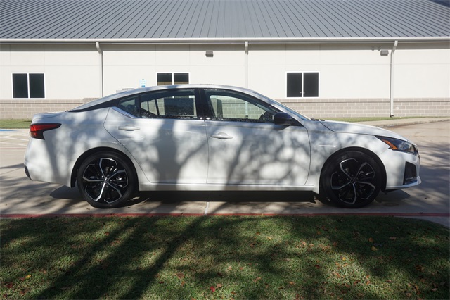 2025 Nissan Altima SR photo 3