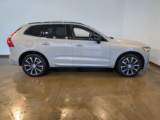 2025 Volvo XC60 B5 Plus photo 5