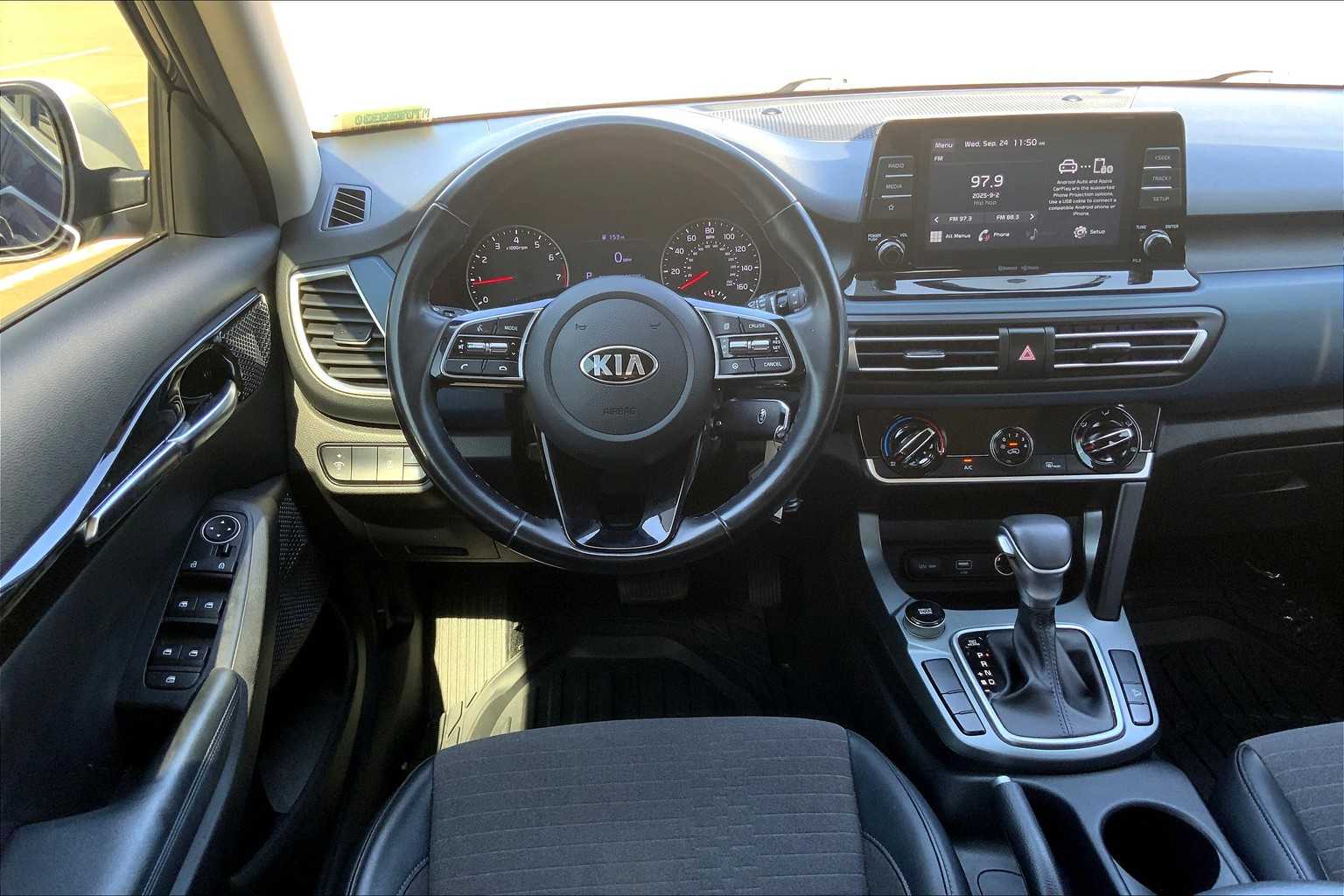 2021 Kia Seltos S photo 2