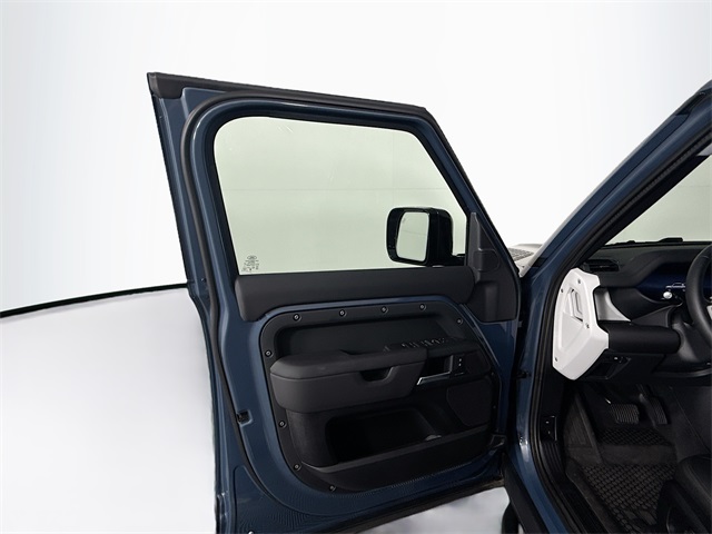 2025 Land Rover Defender 110 S photo 10