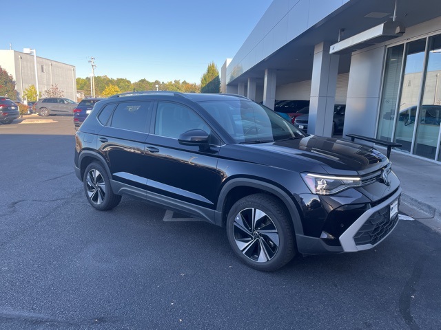 2025 Volkswagen Taos SE photo 3