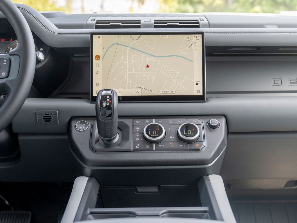 2025 Land Rover Defender 110 X-Dynamic SE photo 19