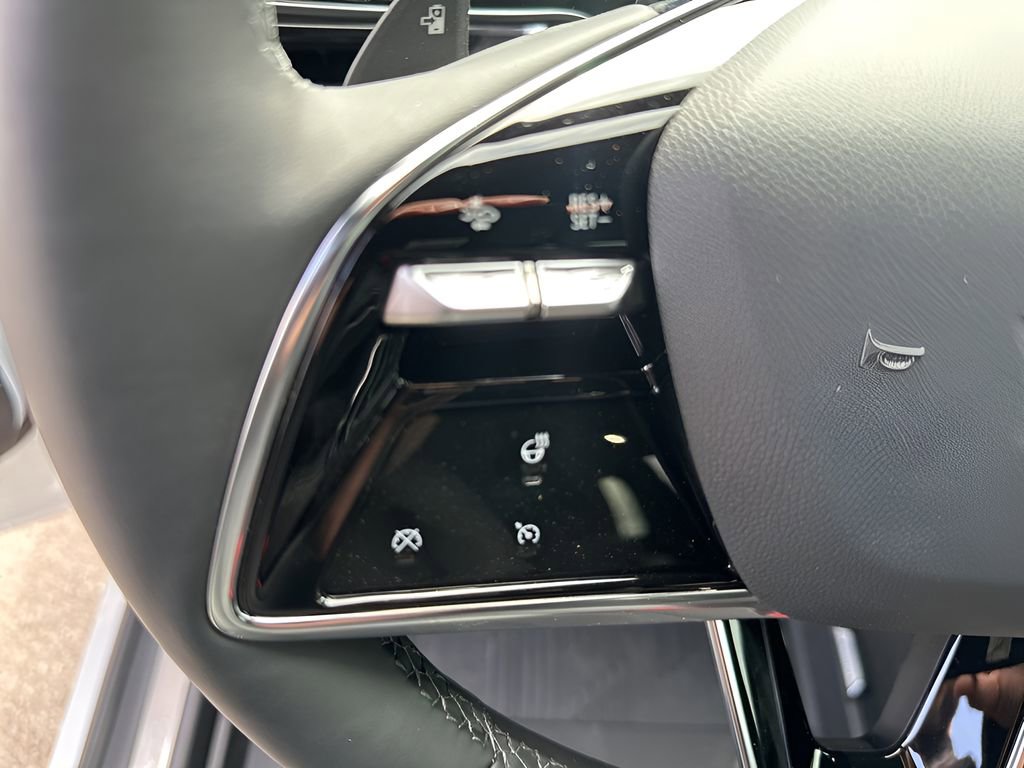 2025 Cadillac Lyriq Luxury photo 25