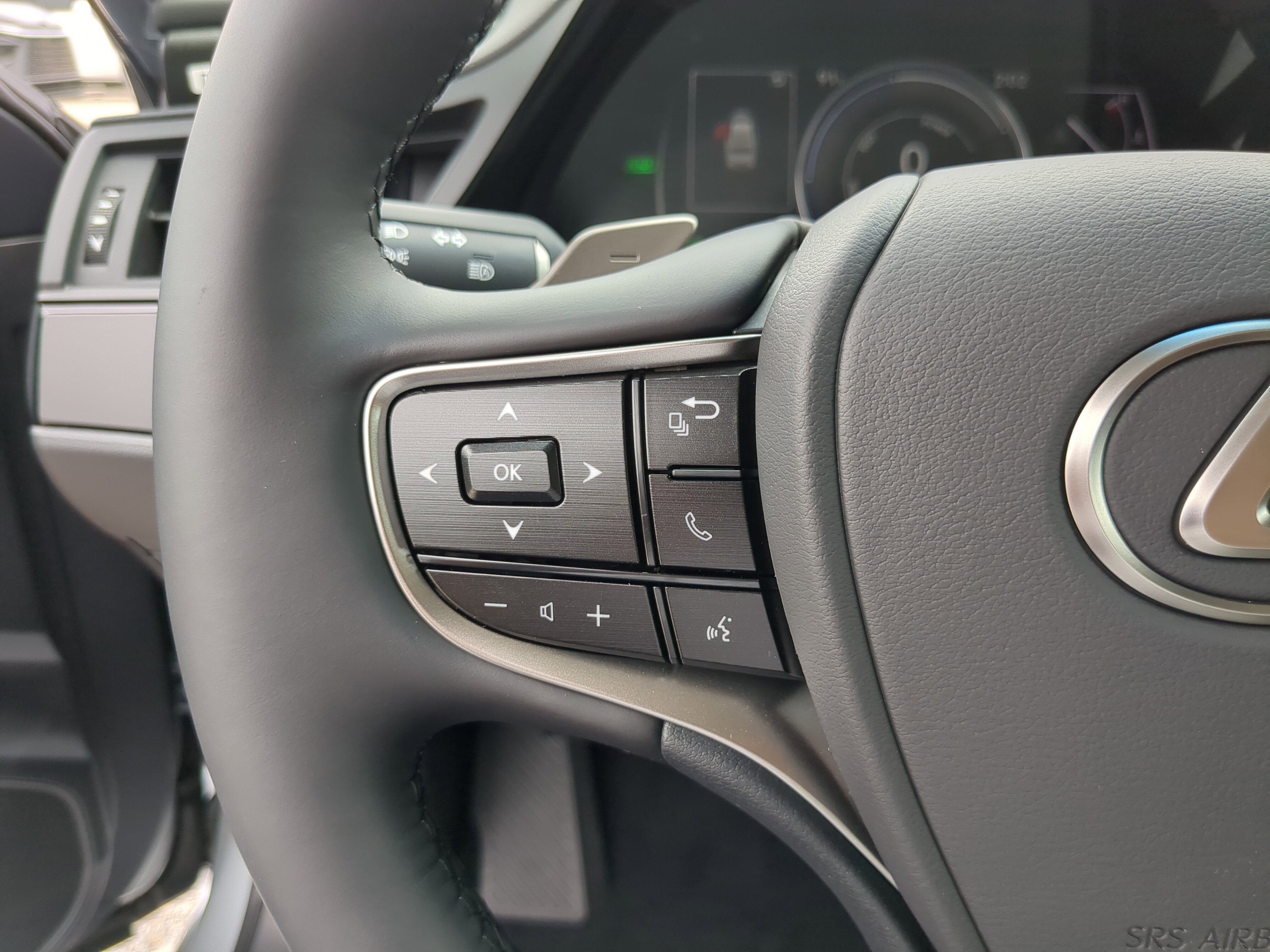 2025 Lexus ES 300h photo 23