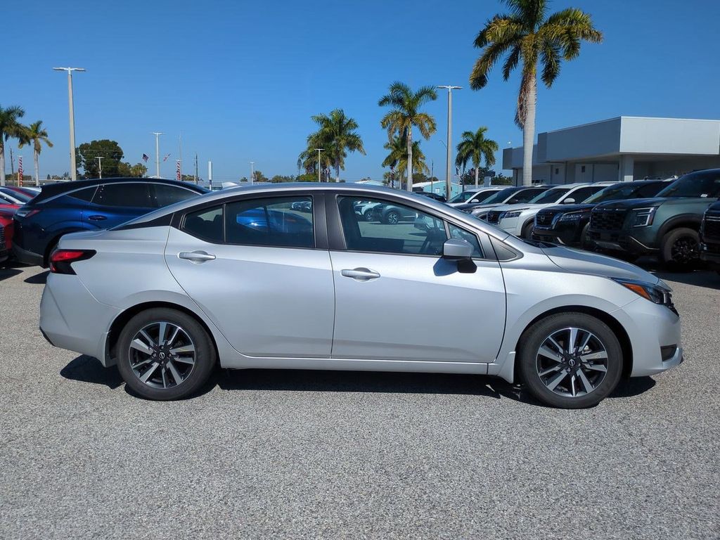 2025 Nissan Versa 1.6 SV photo 3
