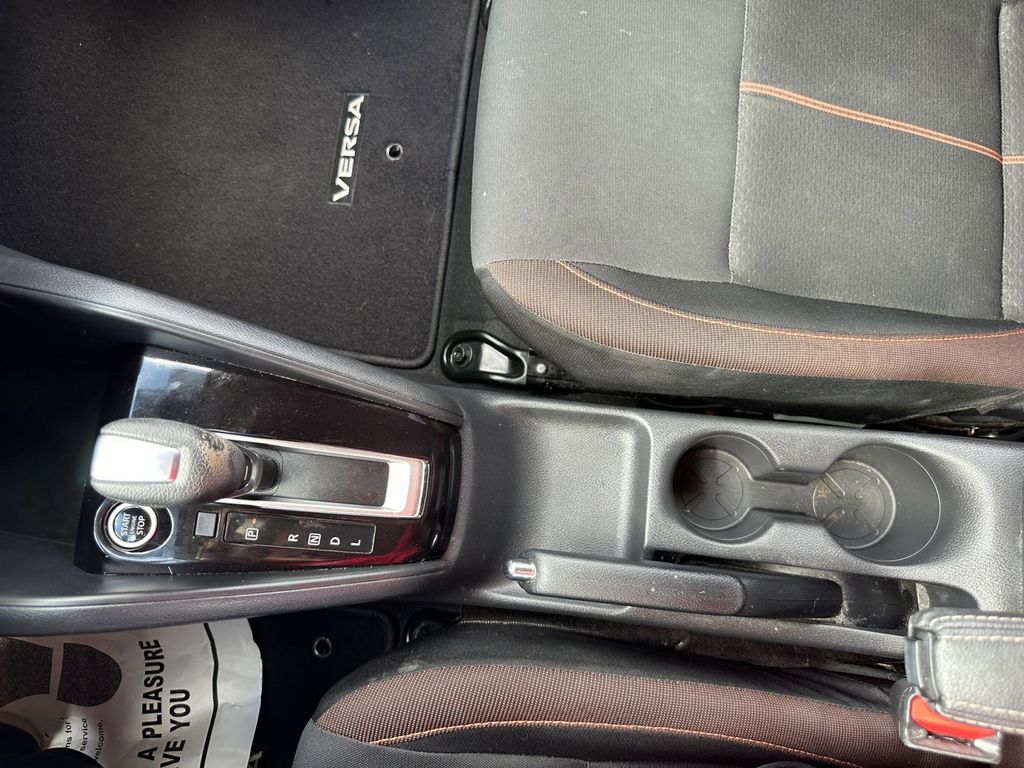 2022 Nissan Versa 1.6 SR photo 17