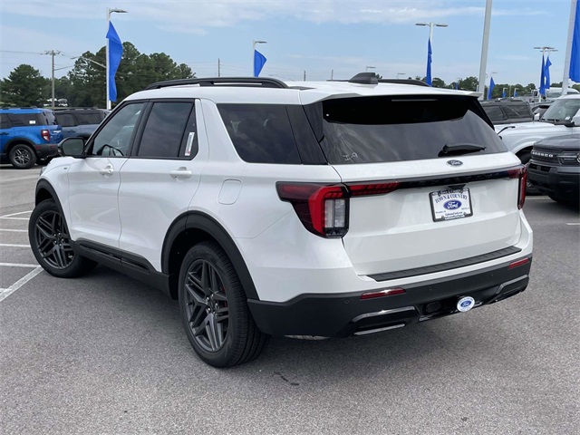 2025 Ford Explorer ST-Line photo 2