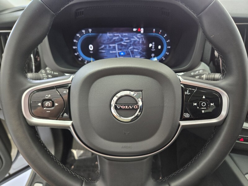 2025 Volvo XC60 B5 Plus photo 31