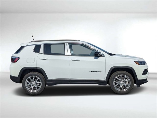 2024 Jeep Compass Latitude Lux photo 2