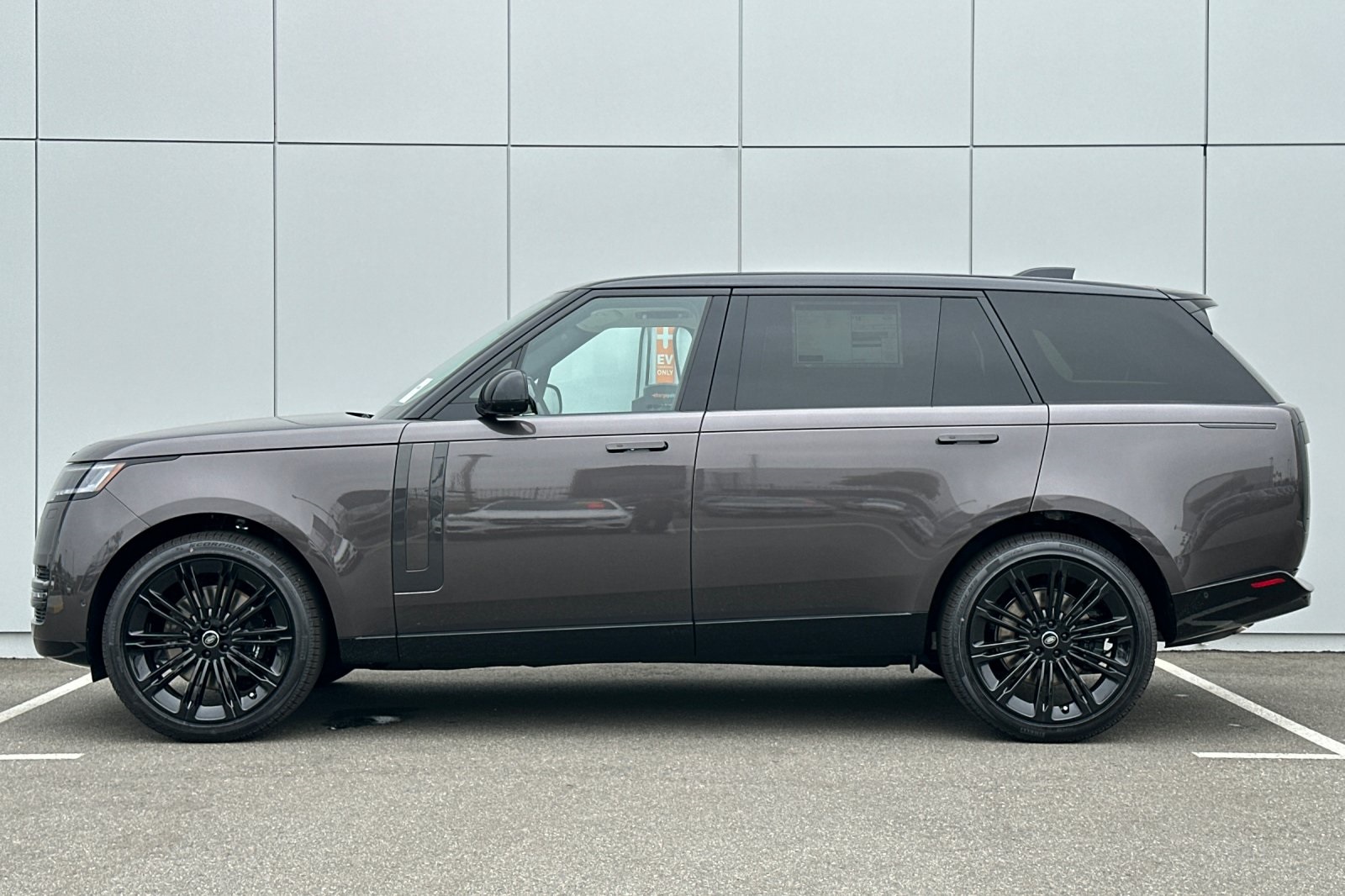 2025 Land Rover Range Rover SE photo 2