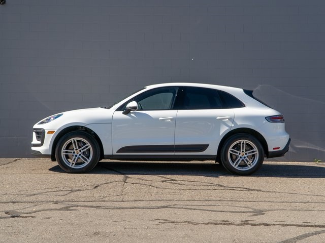 2025 Porsche Macan Base photo 2