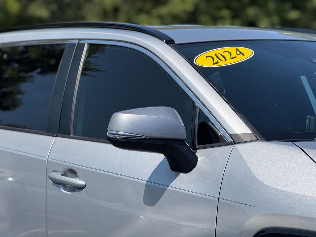 2024 Toyota RAV4 Hybrid SE photo 6