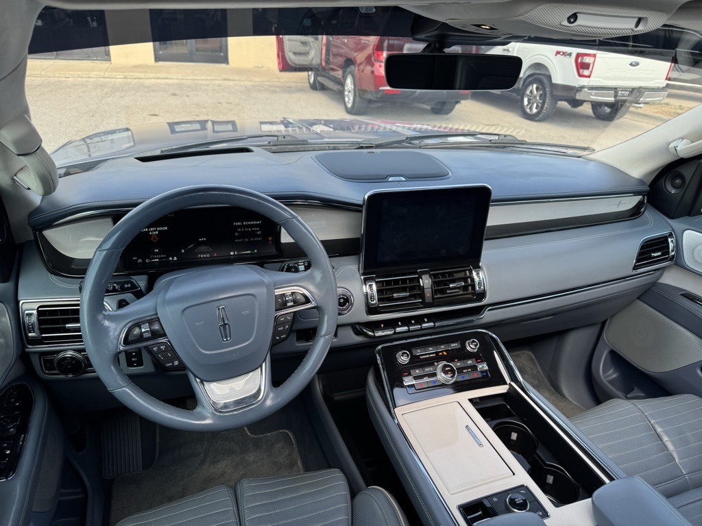 2018 Lincoln Navigator Black Label photo 2
