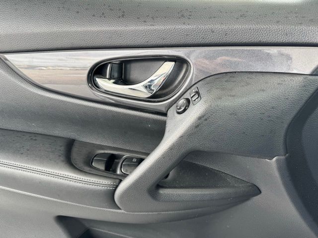 2018 Nissan Rogue SV photo 32