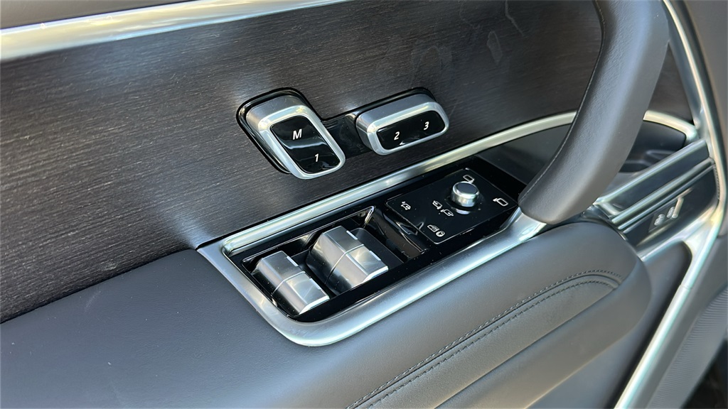 2025 Land Rover Range Rover SE photo 8