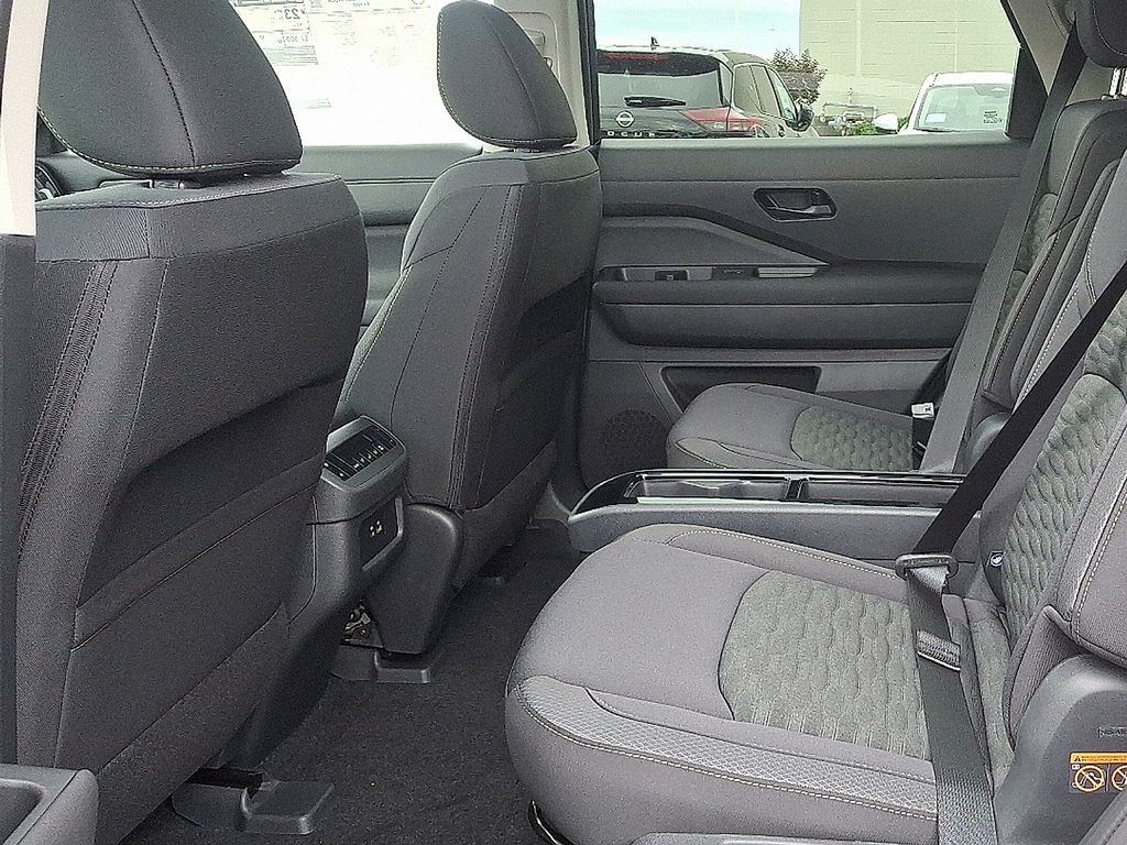 2025 Nissan Pathfinder SV photo 4