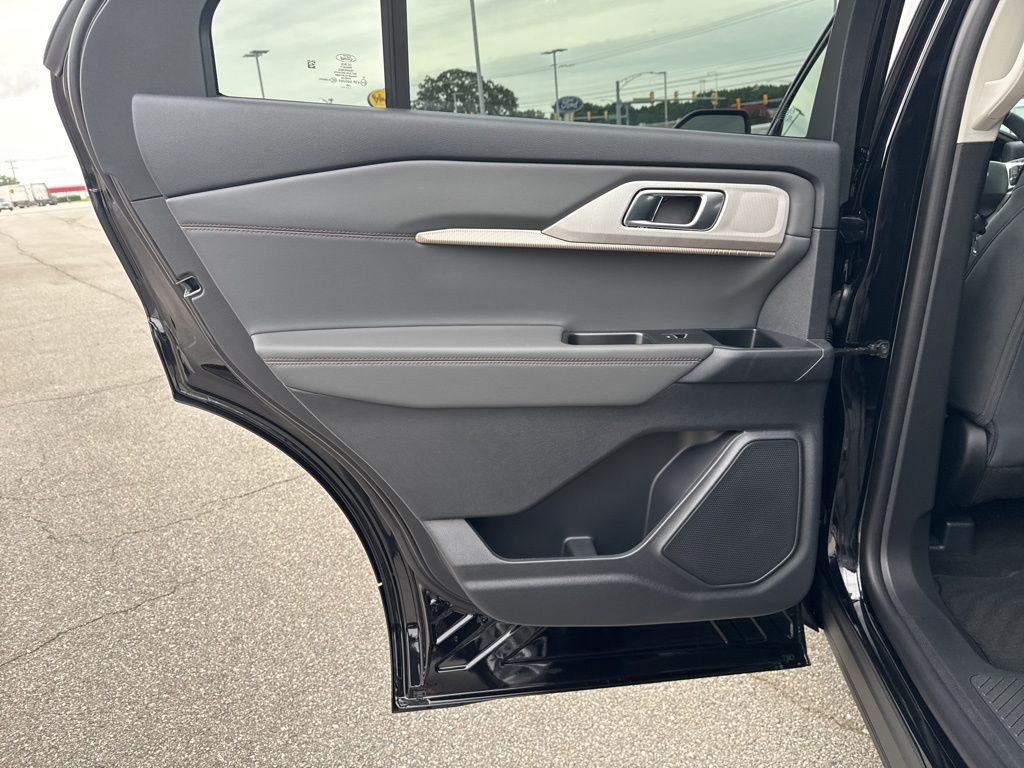 2025 Ford Explorer photo 14