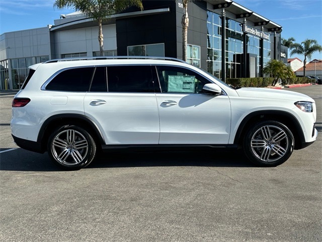 2025 Mercedes Benz GLS 450 4MATIC photo 2