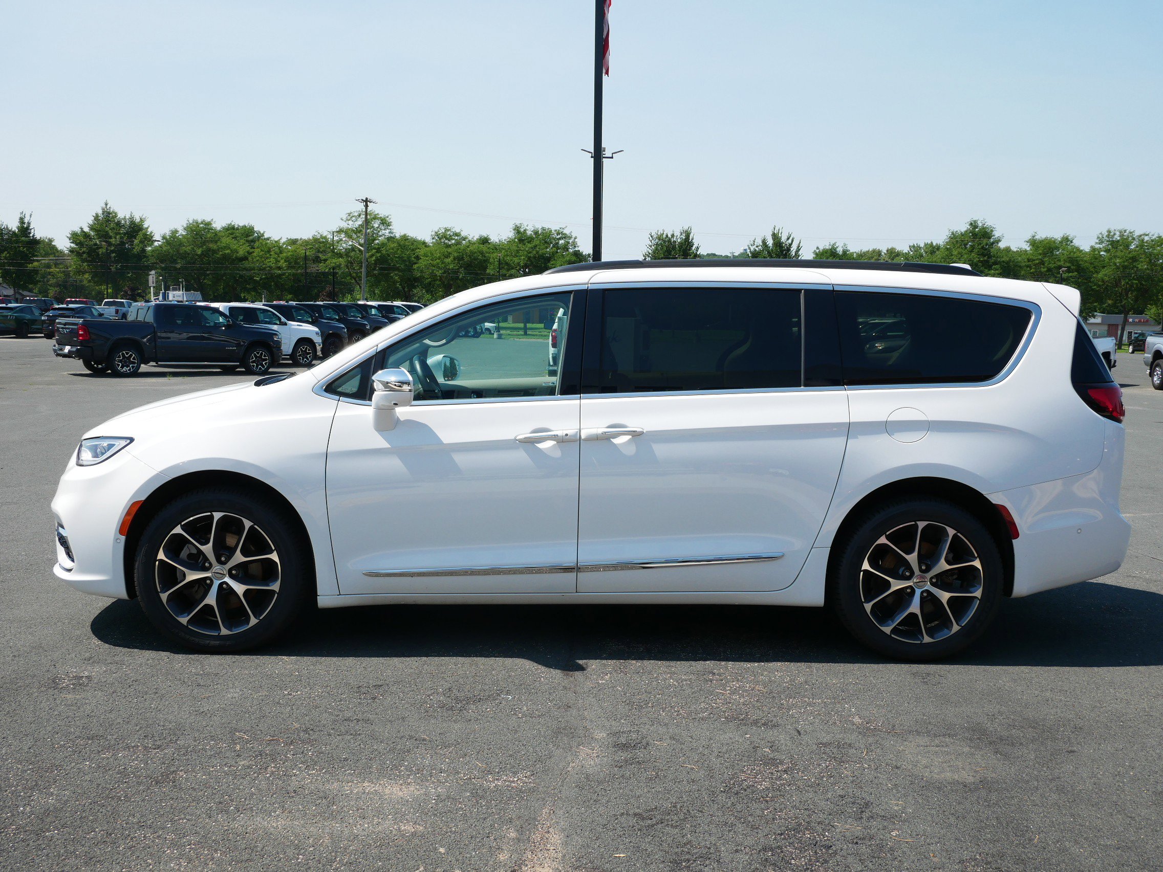 2022 Chrysler Pacifica Limited photo 5
