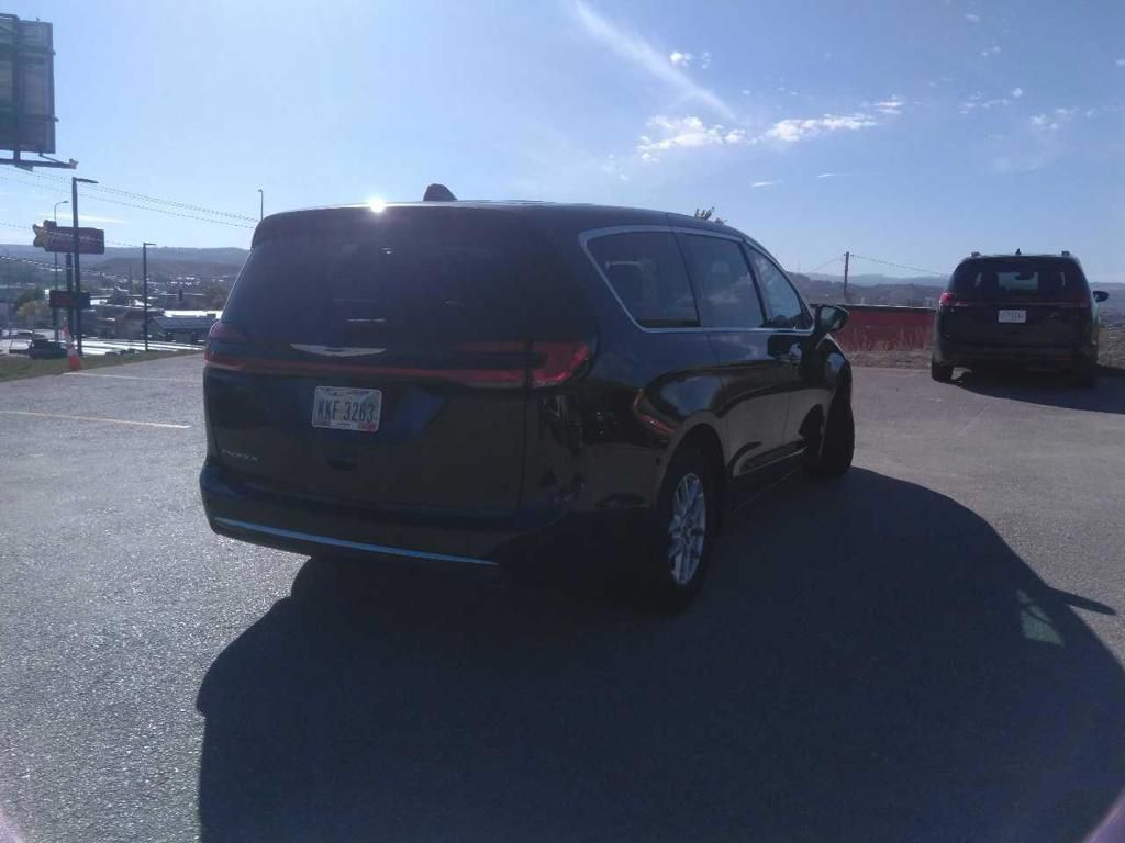 2024 Chrysler Pacifica Touring L photo 3