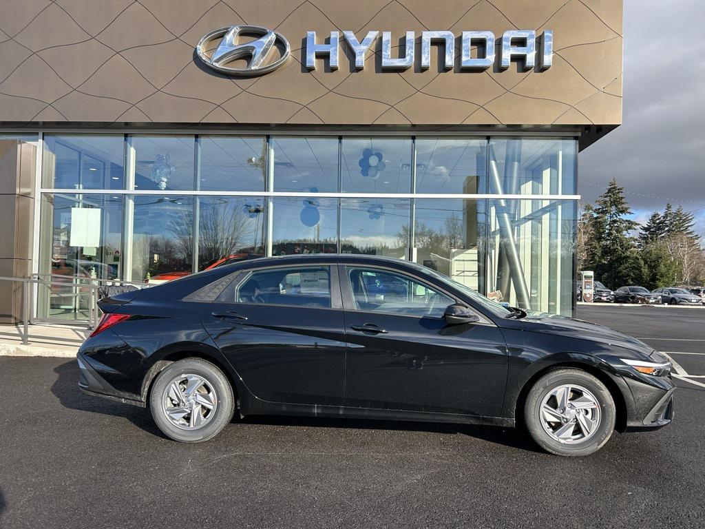 2025 Hyundai Elantra SE photo 3