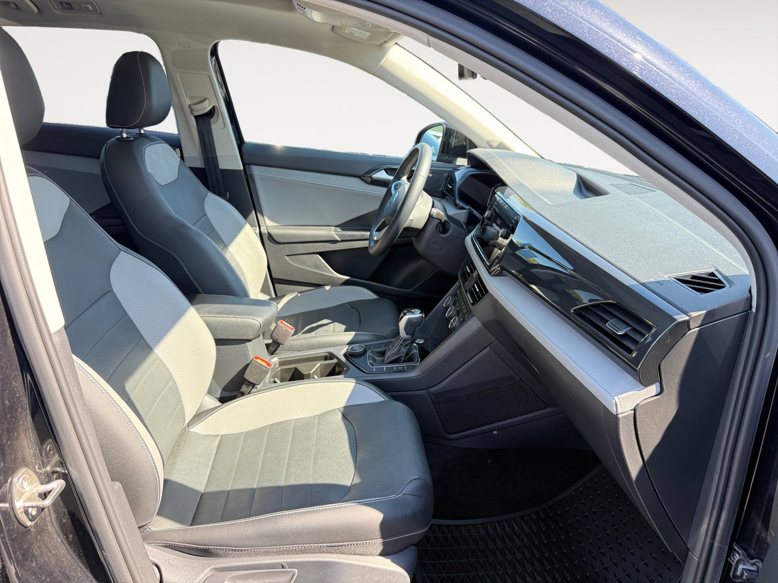 2022 Volkswagen Taos SEL photo 18