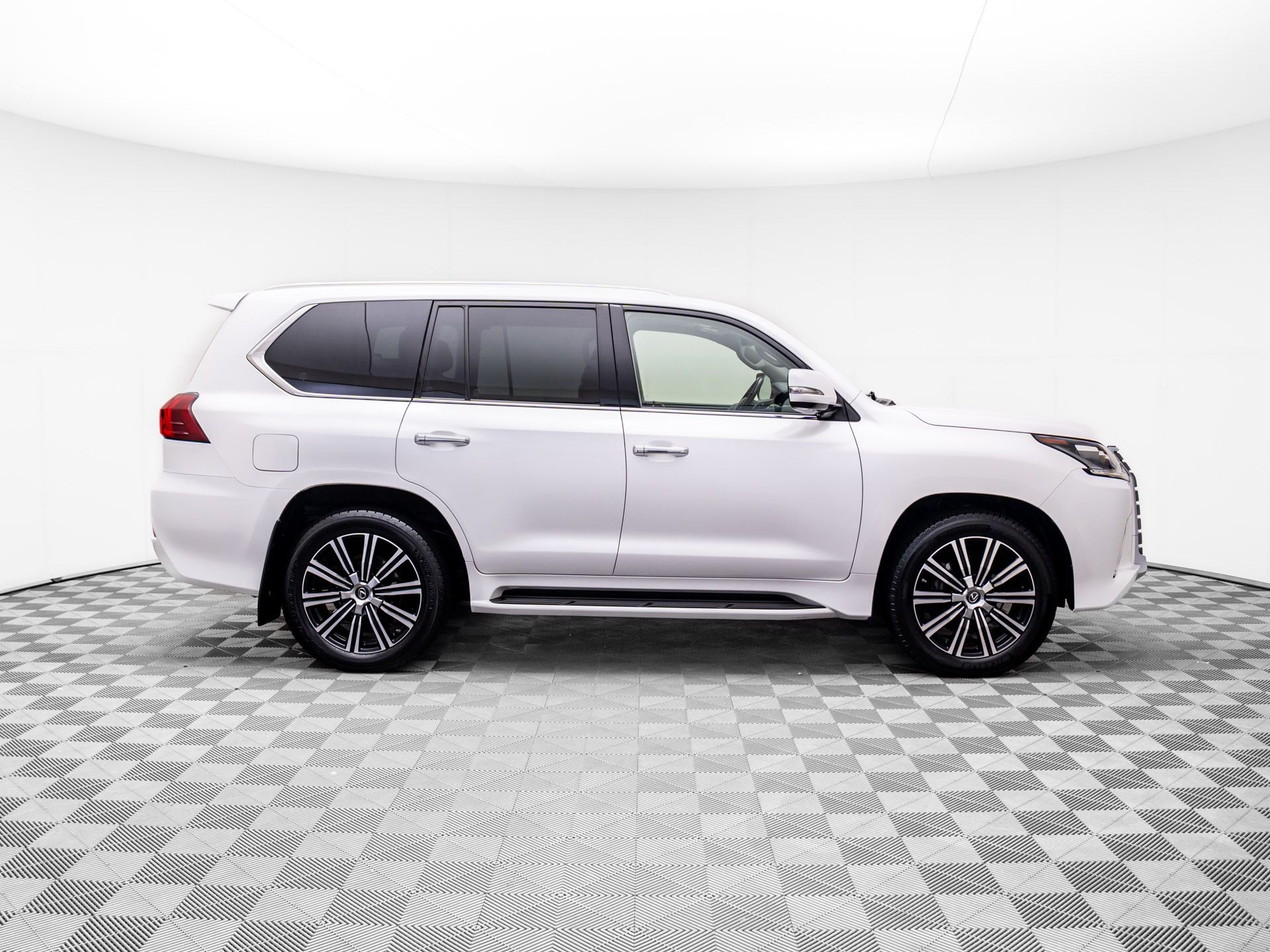 2019 Lexus LX 570 photo 6