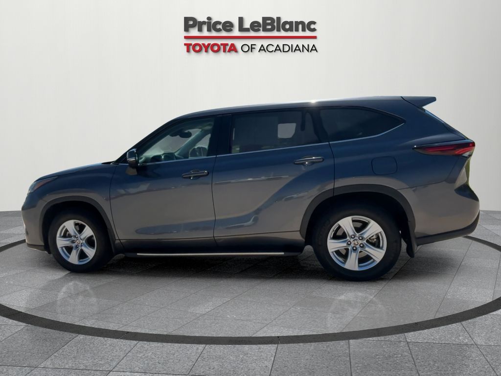 2024 Toyota Highlander LE photo 4