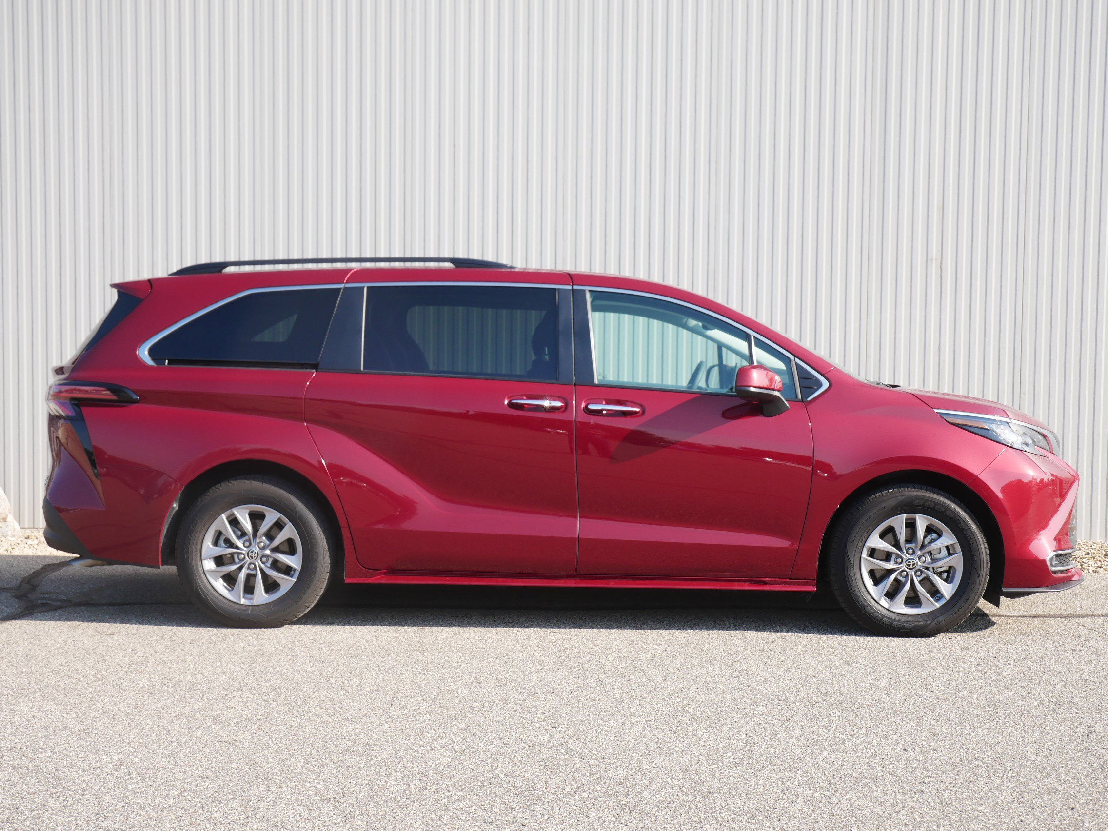 2022 Toyota Sienna XLE photo 6