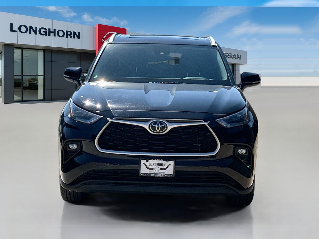 2022 Toyota Highlander XLE photo 2