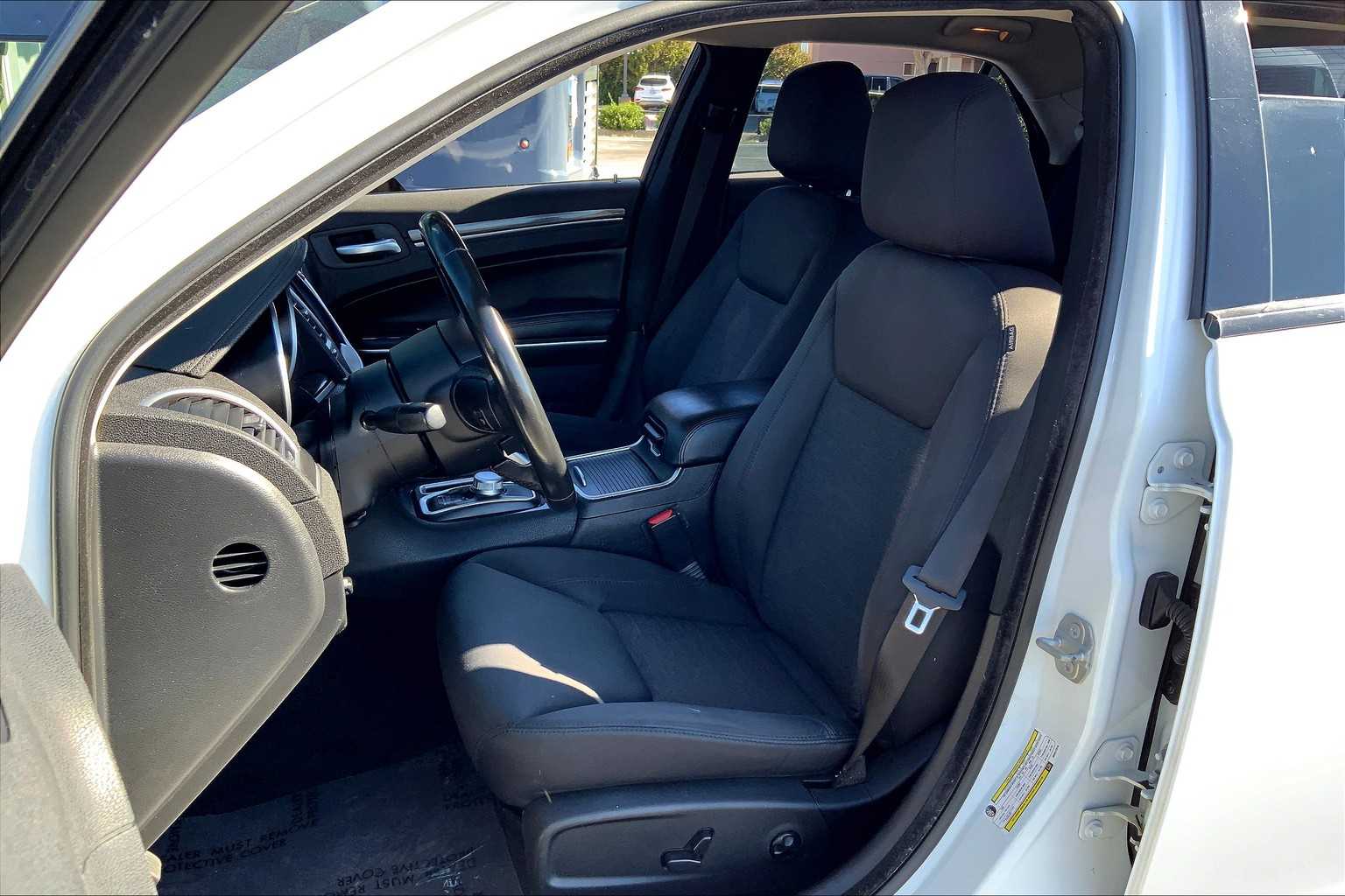 2021 Chrysler 300 Touring Limited photo 7