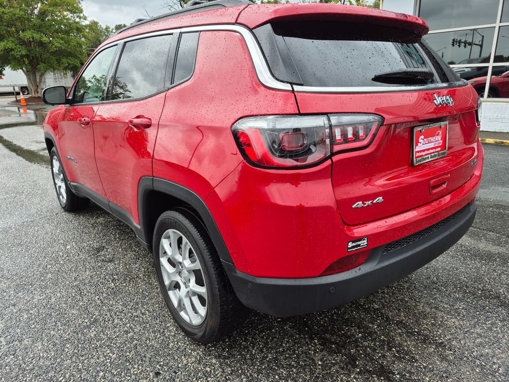 2023 Jeep Compass Latitude Lux photo 3