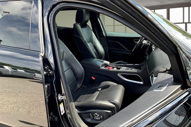 2019 Jaguar F-PACE S photo 4