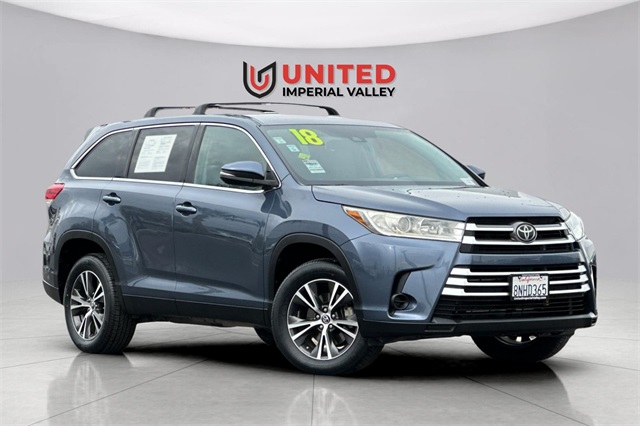 2019 Toyota Highlander LE's photo