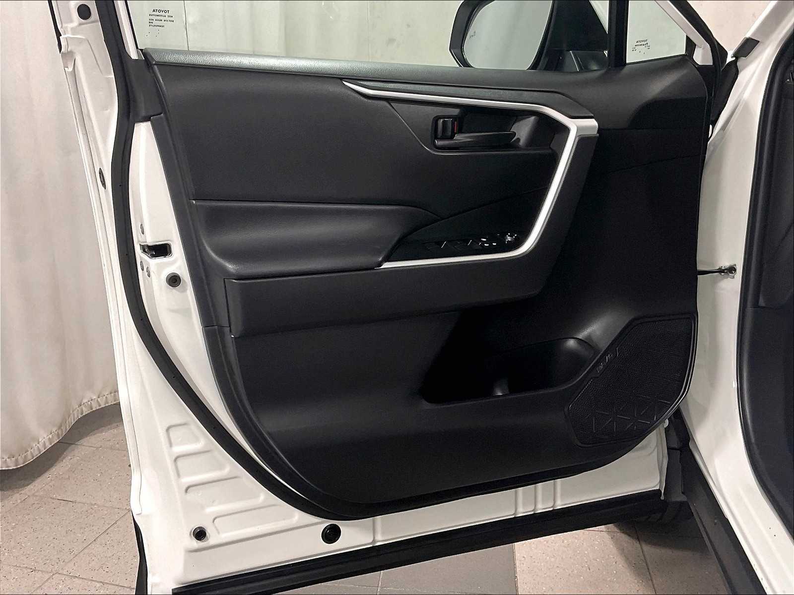 2022 Toyota RAV4 LE photo 4