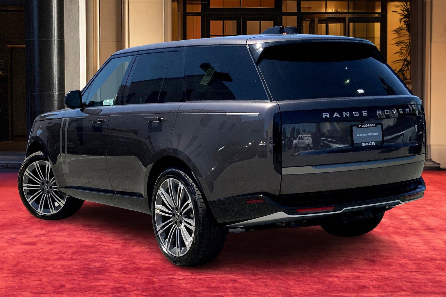 2025 Land Rover Range Rover SE photo 3