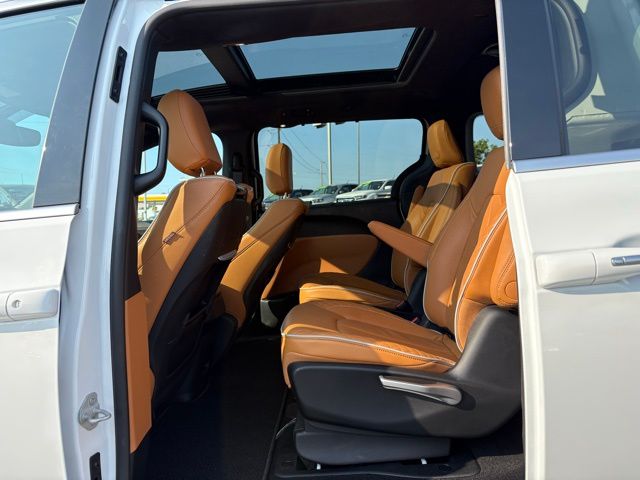 2023 Chrysler Pacifica Hybrid Pinnacle photo 24
