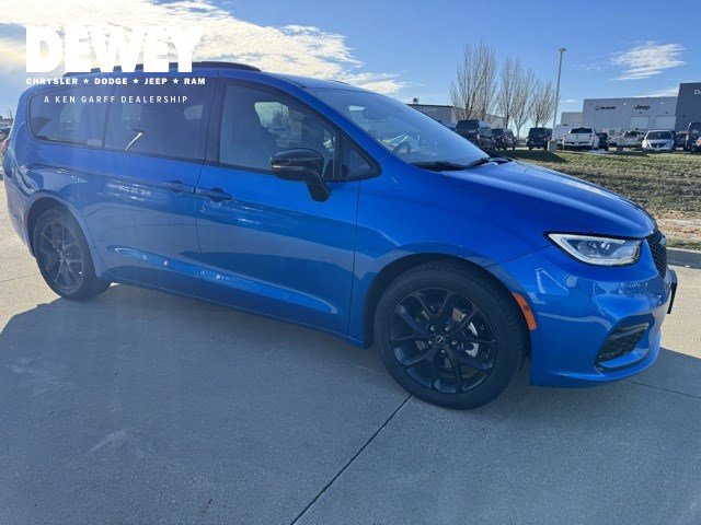 2026 Chrysler Pacifica Select's photo