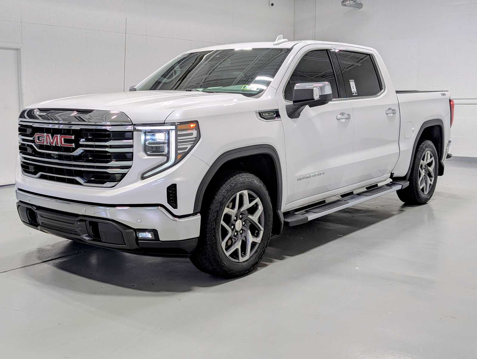 2023 GMC Sierra 1500 SLT's photo